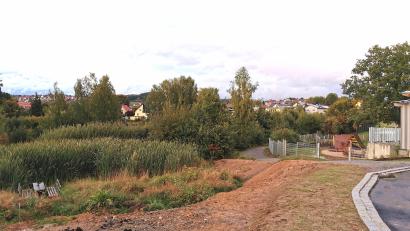 Bild: Portner
Blick auf das entstehende Naturerlebnisgelände in den Siechenwiesen, angrenzend an die städtische Kindertageseinrichtung (rechts).