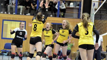 Bild: Hubert Ziegler
Riesengroßer Jubel herrschte bei Marie Heidlinger (links), Celine Schüll (2.v.l.) Lisa Kölbel (3.v.r.), Lisa Großmann (2.v.r.) und Mira Sperber (rechts) vom SV Hahnbach über den Sieg zum Auftakt der neuen Saison im ersten Heimspiel gegen den TSV Straubing.