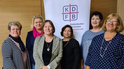 Bild: u
Bei der Bezirkskonferenz des KDFB-Bezirksverbandes Sulzbach-Rosenberg fand sich kein neues Vorstandstrio. Von links: Geistliche Diözesanbeirätin Birgitt Pfaller, stellvertretende Diözesanvorsitzende Kerstin Aufschneider, Ansprechpartnerin Monika Rubenbauer, stellvertretende Diözesanvorsitzende Eva Hambach, Ex-Schriftführerin Petra Ehringfeld und Ex-Bezirksleiterin Margarete Hirsch.