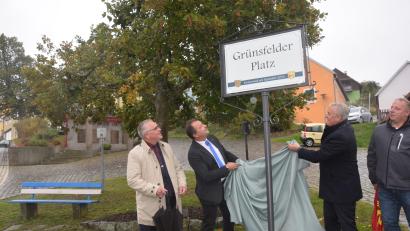 Bild: fz
Der Buswendeplatz wird der Grünsfelder Platz. Der Pfreimder Bürgermeister Richard Tischler ist dabei, wie Bürgermeister Anton Kappl und dessen Grünsfelder Kollege Jochen Market das Namensschild enthüllen.