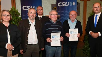 Bild: gf
Der CSU-Ortsverband Michelfeld ernennt zwei neue Ehrenmitglieder. Von links Bundestagsabgeordnete Susanne Hierl, Vorsitzender Alexander Kroher, Landtagsabgeordneter Harald Schwartz, Hans Gmehling, Luitpold Dietl und Finanzminister Albert Füracker.