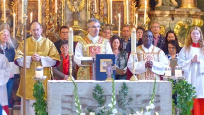 Bild: njn
Mit einem Gottesdienst feierte die katholische Pfarrei die Kirchweihe. Auf dem Bild (von links) Diakon Martin Schraml, Pfarrer Martin Besold und Pfarrvikar Dr. Linus Chukwudi Nwankwo.