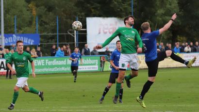 Bild: war
Der FC Wernberg (grüne Trikots) siegte am Montag überraschend in Etzenricht.