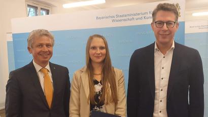 Bild: u
Das Bayerische Staatsministerium für Wissenschaft und Kunst verleiht jährlich fünf Preise für hervorragende Hochschulabschlüsse oder Promotionen an Studentinnen der Ingenieurwissenschaften an bayerischen Hochschulen – unter ihnen heuer die Hirschauerin Katharina Stein (Mitte). OTH-Präsident Professor Clemens Bulitta (links) ließ es sich nicht nehmen, in München bei der Preisüberreichung durch Wissenschaftsminister Markus Blume (rechts) dabei zu sein und der OTH-Absolventin zu gratulieren.