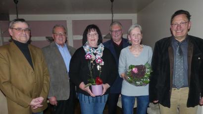 Bild: rn
Harald Drobig, Udo Müller, Klaus Lehl und Dieter Kies danken Gisela Kirchmann und Christine Held (alle von rechts) für ihre Treue und Verdienste um den Verein.