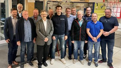 Bild: Stefan Schmidberger/exb
Die Schwarzenfelder Siedler haben einen neuen Vorstand gewählt. Der ehemalige Vorsitzende Hans-Peter Hierl (dritter von links vorne) gibt sein Amt nach neune Jahren auf. Frederik Lorenz (Mitte) ist nun erster Vorsitzender.