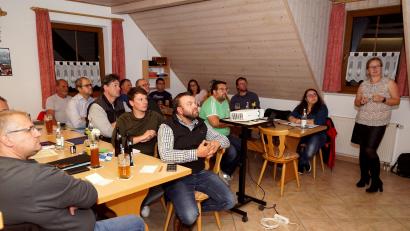 Bild: bkr
Katja Busch (rechts) hatte alle Einnahmen und Ausgaben feinsäuberlich für die Endabrechnung des Bürgerfestes aufgelistet.