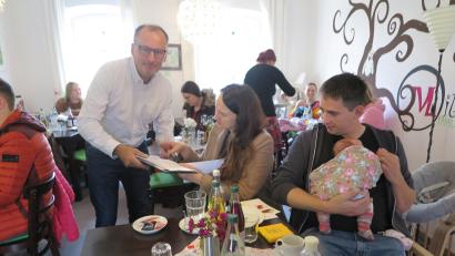 Bild: jzk
Dankbar nahmen die Eltern das Begrüßungsgeld entgegen, das ihnen Martin Graser auszahlte.