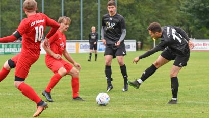 Bild: gb
Der dreifache Torschütze Anthony Hofweller (FC Tirschenreuth) zieht ab, die Waldsassener Thomas Stark (links) und Marian Vaclavik (Zweiter von links) versuchen vergeblich zu blocken