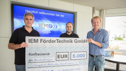 Bild: Gemeinde Kastl/exb
Geschäftsführender Gesellschafter Alexander Remes überreichte den Scheck an Mannschaftsführer Lukas Haberkorn und Vorsitzenden Wolfgang Raps (von rechts).