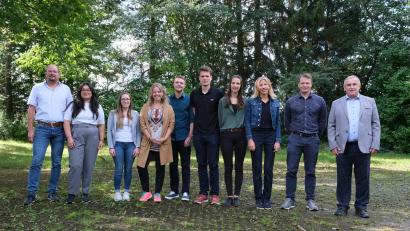 Bild: Stiftland-Gymnasium/exb
Personalratsvorsitzender Tobias Lang (links) und Schulleiter Albert Bauer (rechts) begrüßten die neuen Lehrkräfte (von links) Nejla Kaya, Stephanie Preischl, Anja Dimmelmeier, Fabian Lang, Roman Schindler, Nina Hertstein, Alexandra Sperber und Josef Bauer.