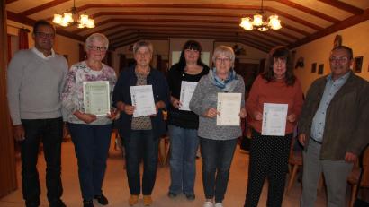 Bild: kro
Langjährige Mitglieder ehrte der Obst- und Gartenbauverein Großkonreuth. Im Bild (von links) Kreisfachberater Harald Schlöger, Marianne Gleißner, Monika Schweimer, Kamila Härtl, Christa Weidhas, Birgit Strobl und Vorsitzender Alfred Benkner.