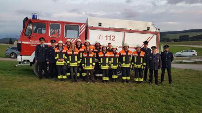 Bild: gi
Das Prüfungsteam sowie die Vorsitzenden der Feuerwehr Saubersrieth-Niederland gratulieren den neun Feuerwehrleuten zur bestandenen Leistungsprüfung.