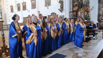 Bild: rha
Mit temperamentvollem Gesang ermuntert der Gospelchor „Hope & Joy“ die Besucher zum rhythmischen Mitmachen. Mit dem Erlös aus dem Benefizkonzert unterstützt der Verein „Vilseck gibt Hoffnung“ Aids-Kranke in Südafrika.