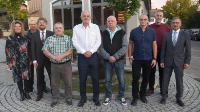 Bild: fz
Der Werksleiter der Pilkington AG ehrt die Arbeitsjubilare Siegfried Beierl, Peter Punzmann, Reinhard Graf und Thomas Benkner (vorne, von rechts).