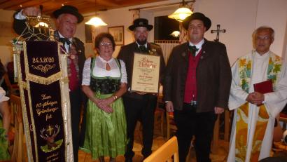 Bild: bk
Ehrenfahnenmutter Maria Rudolph mit Pfarrer Varghese Puthenchira, den Schützenmeistern Sebastian Ludwig und Manuel Knötig sowie Vergnügungswart Klaus Ludwig.