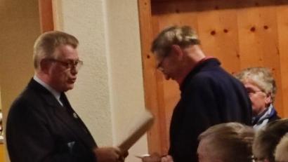 Bild: hme
Hans Meierhofer (links) ehrt Jakob Kick für seine langjährige Tätigkeit im Vorstand der KSK Neudorf.