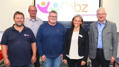 Bild: njn
In ihren Ämtern wurden bei den Neuwahlen Bürgermeister Johannes Reger (rechts) als Vorsitzender, Karlheinz Rottmann (links) als Zweiter Vorsitzender ebenso bestätigt wie Schriftführer Hubert Wojtenek (Zweiter von links) und Kassier Markus Knodt (Dritter von links). Mit auf dem Bild die neue Schulleiterin des Berufsbildungszentrums, Beatrix Kempf.
