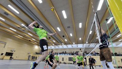 Bild: Hubert Ziegler
Angriff des VC Amberg in der neuen Sporthalle der Franz-Xaver-von-Schönwerth-Realschule (von links.): Fabian Buck, Milan Dörnhöfer, Spielertrainer Florian Birner, Christian Schertl, Oskar Trautner und Tim Schneider.