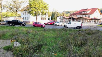 Bild: Portner
Der nach Abbruch des AOK-Gebäudes frei gewordene Platz an der Einmündung der Staatsstraße 2398 in die Staatsstraße 2156 wird wohl nicht mehr für einen Kreisverkehr benötigt. Denn jetzt startet eine Alternativplanung.