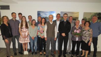 Bild: adj
Die Jubilarin (Vierte von rechts, mit Blumen) im Kreis ihrer Familie. Auch Bürgermeister Ernst Schicketanz und Pfarrer Thomas Kopp gratulieren zum 90. Geburtstag.