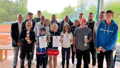 Bild: Oliver Stienen/exb
Die Sieger der 37. Landkreismeisterschaft im Tennis (vorne von links): Dima Sergeev, Paul Schopper, Ida Schopper, Leonie Suttner, Nico Aures und Maxim Sergeev. Mittlere Reihe von links: Günter Simmerl, Lea Schertl, Mira Stegmann und Hans-Martin Schertl. Hinten von links: Thomas Pröls, Michael Wagner, Christian Aures, Hans Hugo Klarner, Robert Graf, Bastian Freisinger und Philipp Schöttner.