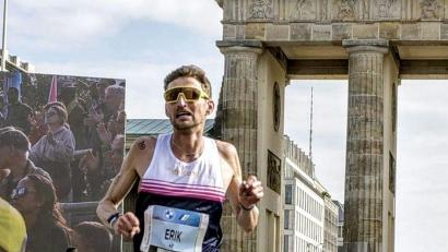 Bild: Hille/privat
Erik Hille hat soeben das Brandenburger Toor durchlaufen. Der Nabburger lief beim Berlin-Marathon eine ganz starke Zeit.