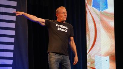 Bild: wel
Michl Müller, der "Dreggsagg" aus der Rhön, versetzte das Publikum in der Schwarzachtalhalle in Dauerlach-Modus