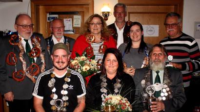 Bild: R. Kreuzer
Das sind die neuen Schützenkönige bei Hubertus: (sitzend, von links) Michael Ertl, Anja Nickl und Günter Wagenpfeil. Dahinter stehen die Zweit- und Drittplatzierten sowie die Pokal- und Scheibengewinner aus dem begleitenden Schießprogramm zum Königsschießen.