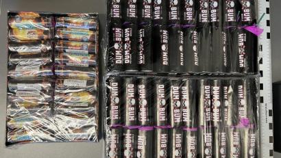 Bild: Bundespolizei
Diese Feuerwerkskörper stellte die Bundespolizei bei dem Jugendlichen sicher.