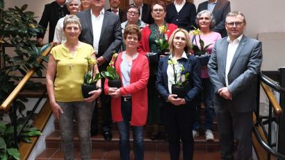 Bild: Klinikum/Dietl/exb
Auf dem Foto zu sehen (von links): Erste Reihe: Ingrid Panten, Intensivpflegekraft; Renate Scharf, Reinigungsdienst; Erika Hufnagel, Intensivpflegekraft; Klinikumsvorstand Manfred Wendl; 
Zweite Reihe: Christa Birner, Radiologie; Boris Sokolow, Oberarzt Anästhesie; Karin Burger, Pflegefachkraft ZNA; Irmgard Schertl, OP-Reinigungsdienst; Veronika Volber, OP-Reinigungsdienst
Dritte Reihe: Oberbürgermeister Michael Cerny; Jochen Högner, Personalleiter; Hubert Graf, Kaufmännischer Direktor; Reinhard Birner, Personalratsvorsitzender; Dieter Piesche, Werkstatt; Dr. Harald Hollnberger, Ärztlicher Direktor.
