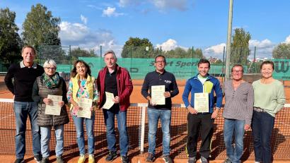 Bild: Hermann Riedl/exb
Das sind die Vereinsmeister bei der DJK Weiden: (von links) Franz Bodensteiner, Sonja Bodensteiner, Christina Bertelshofer, Bernhard Puckl, Thomas Ludwig, Christoph Sommer mit der Abteilungsleiterin Christine Strauß und der Sportwartin Karin Bonkoß.