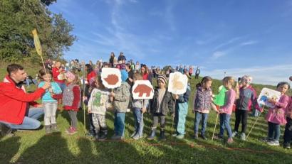 Bild: Angelika Plößner/exb
Das Kartoffelfest des Kinderhauses Parkstein kommt bestens an. Die Kinder führen die Geschichte vom "Kartoffelkönig" auf.