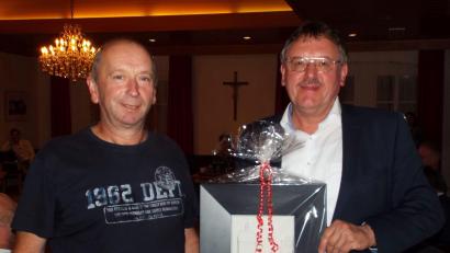 Bild: e
Bürgermeister Hans-Martin Schertl (rechts) verabschiedet Karl Fenk aus dem Stadtrat.