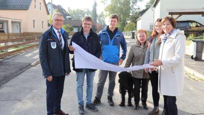 Bild: Stadt Tirschenreuth/exb
Die Straßensanierungsarbeiten im Bereich Ziegelanger gehen weiter. Bürgermeister Franz Stahl, Stadtbaumeister Andreas Ockl, Bauleiter Markus Heinecke, Sonja Fröber, Geschäftsführerin der Firma Fröber, Regina Zahn und Claudia Scharnagl vom Planungsbüro UTE (von links) besprechen die Maßnahme.