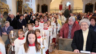 Bild: do
Der Rosenkranzsonntag begann mit dem feierlichen Einzug der Äbte, Chorherren und des weiteren liturgischen Dienstes in die Klosterkirche