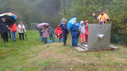 Bild: amö
Besonders neugierig schauten die Kinder in den Quellenschacht.