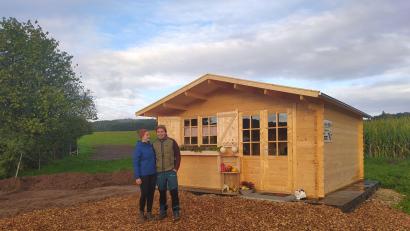 Bild: Annika Reich
Familie Donhauser aus Raigering vor ihrem neuen Verkaufshäuschen freut sich auf viele Abnehmer, die frisch und regional erzeugte Lebensmittel schätzen und genießen möchten.