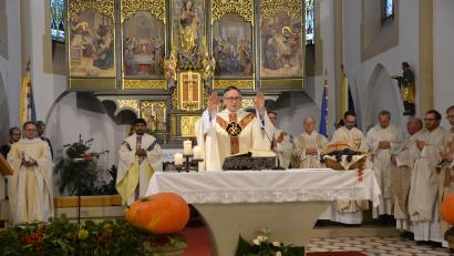 Bild: bey
Am Schluss des Einführungsgottesdienstes erteilt Pfarrer Adam Karolczak den Segen, im Hintergrund Dekan Alexander Hösl und der neue Pfarrvikar John Galli (von links).
