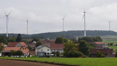 Bild: bnr
Im Rahmen der Energiewende könnte der "Windpark Pamsendorf" schon in naher Zukunft an anderer Stelle Zuwachs bekommen.