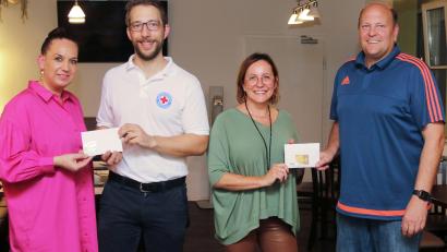 Bild: lst/exb
Freude bei Wasserwacht-Vorsitzenden Johannes Lang (Zweiter von links) und bei Schwimmverein-Chefin Ilona Forster (Zweite von rechts.): Die beiden Weidener Vereine erhielten eine Spende von 500 und von 1500 Euro von den „Just Friends e. V.“-Vorstandsmitgliedern Stefanie Sperrer und Thomas Binner.