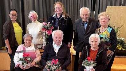 Bild: R. Kreuzer
Der VdK Ortsverband um Irene und Karl Stöckl (hinten, von rechts) ehrt mit Carola Brust (links) in Rothenstadt langjährige Mitglieder. 40 Jahre ist Franz Spickenreuther (sitzend) dabei.