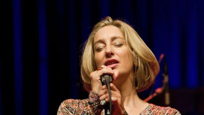 Bild: Raphael Sprenger/exb
Eva Mayerhofer tritt mit dem Frankfurt-Jazz-Trio im Amberger Stadttheater auf.