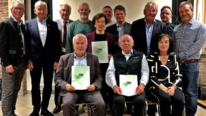 Bild: R. Kreuzer
Drei Ehrenmitglieder ernannte die DJK Weiden in der Jahreshauptversammlung: Siegmund Balk (sitzend, links), Nikolaus Ertl (rechts daneben) und Traudl Markl (stehend, Mitte).