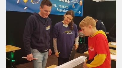 Bild: Susanne Wagner/exb
Die Teilnehmer des Johann-Andreas-Schmeller-Gymnasium nahmen mit Erfolg am Physikwettbewerb teil.