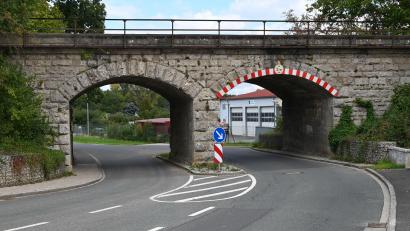 Bild: gf
Die Eisenbahnbrücke nahe dem Bauhof in Traßlberg soll in die Bayerische Denkmalliste aufgenommen werden, in der aktuell fast 160.000 Denkmäler, gut 110.000 Bau- und Kunstdenkmäler sowie 49.000 Bodendenkmäler registriert sind.