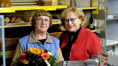 Bild: R. Kreuzer
Blumen zum Abschied erhält Geschäftsfrau Franziska Sommer (links) von der Vorsitzenden des Dorfvereins Neunkirchen, Renate Jahreis, im Laden.