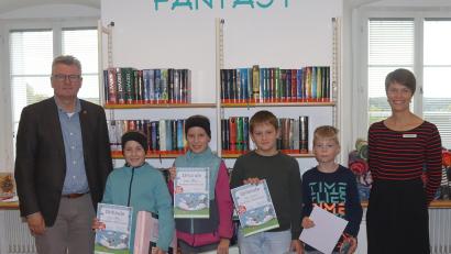 Bild: mfh
Diese vier Kinder haben die meisten Bücher gelesen: (von links) Bürgermeister Michael Göth mit Leonor Übler, Laura Übler, Theo Sommer, Jonas Paulus und Christine Hollweck, der Leiterin der Stadtbibliothek.