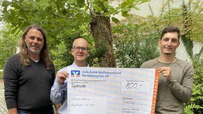 Bild: Matthias Schnurrer/exb
Bei der Übergabe des symbolischen Schecks, von links Pflegerischer Leiter Diakon Matthias Rössle, Dr. Christian Dreßler und Zweiter Federballfreunde-Vorsitzender Matthias Schnurrer.