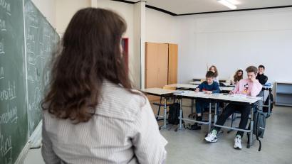 Bild: Marijan Murat/dpa
Schwangere Lehrerinnen dürfen wieder ins Klassenzimmer zurück.